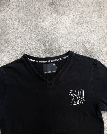THIRTEEN JAPAN "STUD LOGO" TEE (S)